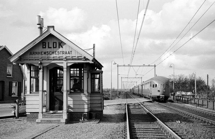 Een foto van de post van Kees van de Meene genomen op 16 april 1968. Een DE-III is net voorbij gereden. Een foto van de post van Kees van de Meene genomen op 16 april 1968. Een DE-III is net voorbij gereden.
